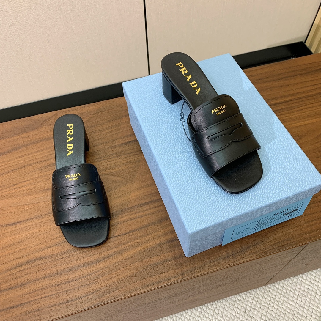 【Pr*da】粗跟拖鞋。鞋面牛皮，羊皮内里及垫脚。原版注塑真皮大底。码数：35-40（40定做不退换）