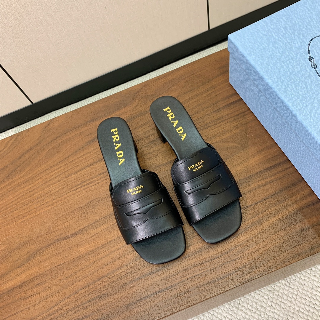 【Pr*da】粗跟拖鞋。鞋面牛皮，羊皮内里及垫脚。原版注塑真皮大底。码数：35-40（40定做不退换）