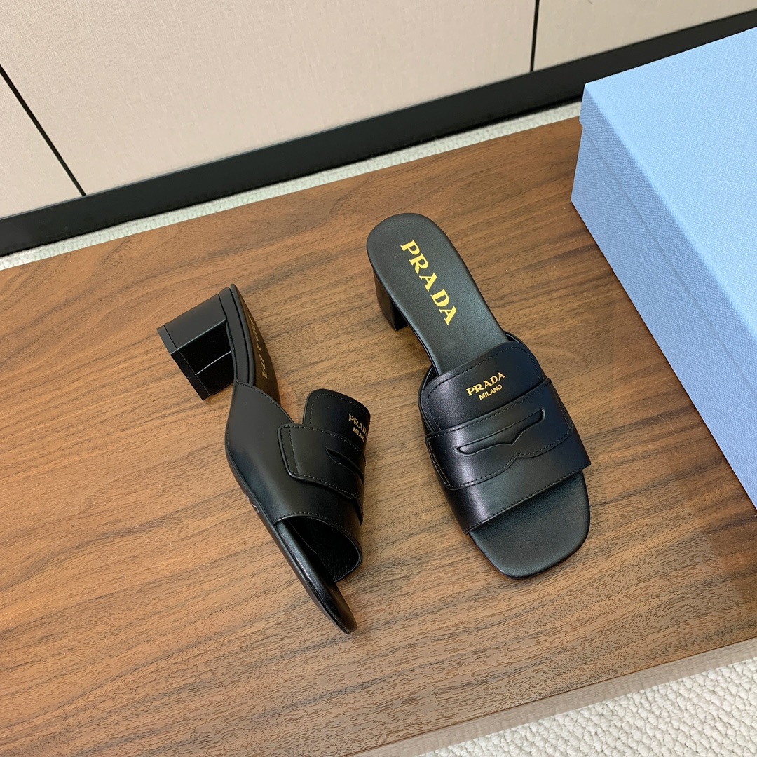 【Pr*da】粗跟拖鞋。鞋面牛皮，羊皮内里及垫脚。原版注塑真皮大底。码数：35-40（40定做不退换）