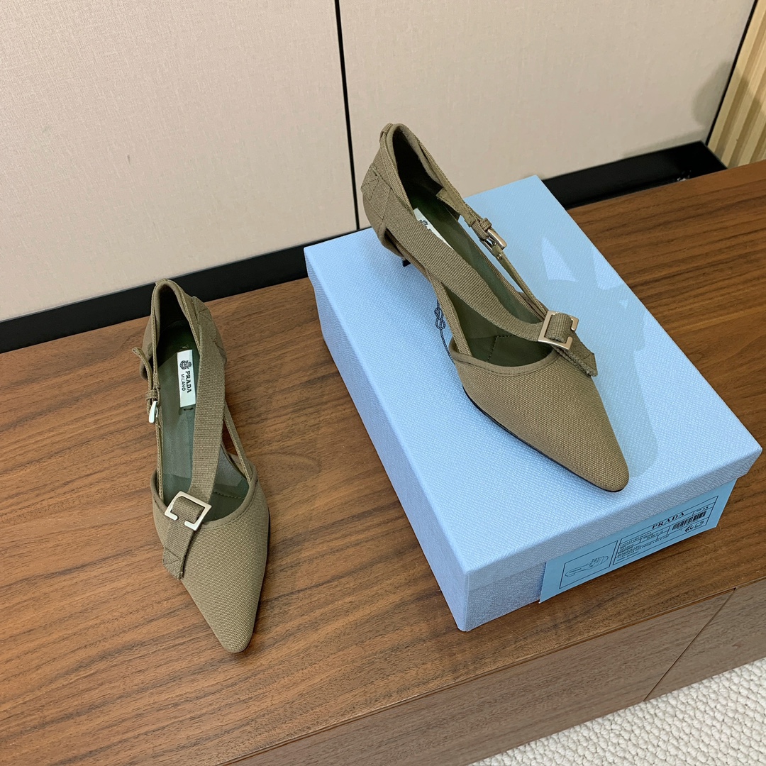【Pr*da】帆布小猫跟中空单鞋。帆布与金属扣的碰撞，尖头与细跟的呼应，每一步都踩在复古与摩登的交界点上