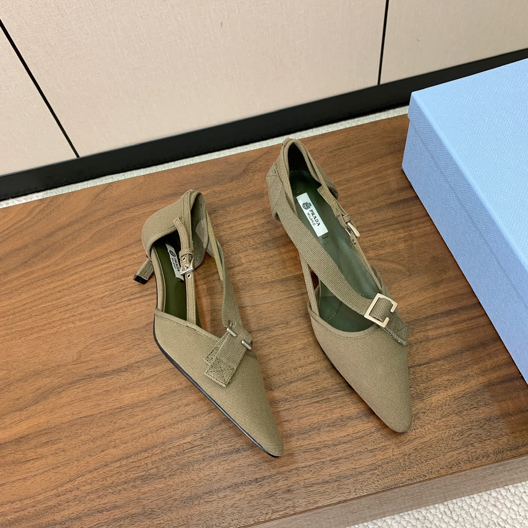 【Pr*da】帆布小猫跟中空单鞋。帆布与金属扣的碰撞，尖头与细跟的呼应，每一步都踩在复古与摩登的交界点上