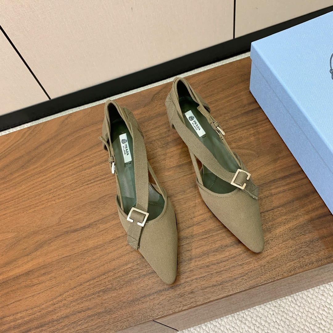 【Pr*da】帆布小猫跟中空单鞋。帆布与金属扣的碰撞，尖头与细跟的呼应，每一步都踩在复古与摩登的交界点上