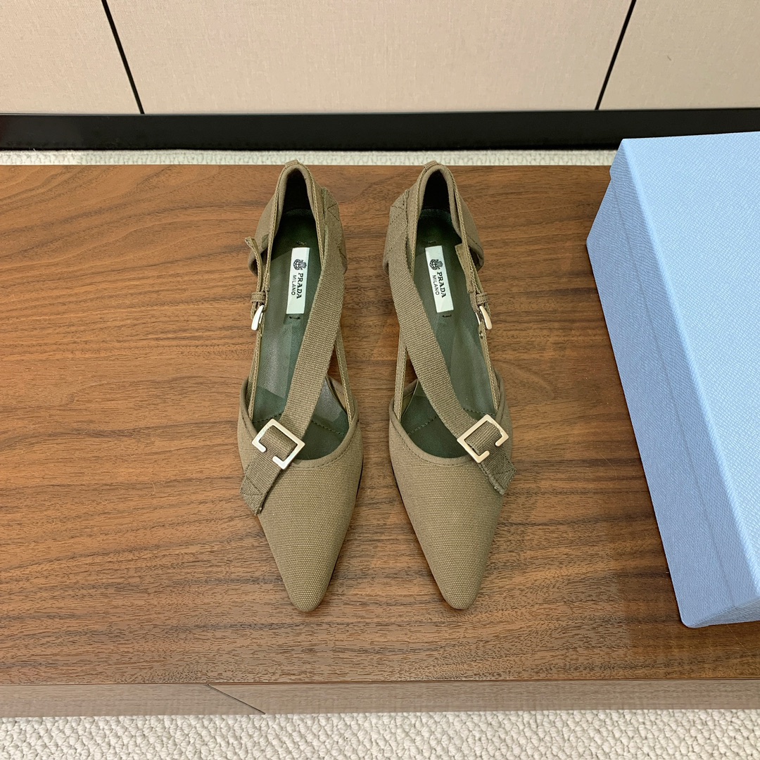 【Pr*da】帆布小猫跟中空单鞋。帆布与金属扣的碰撞，尖头与细跟的呼应，每一步都踩在复古与摩登的交界点上