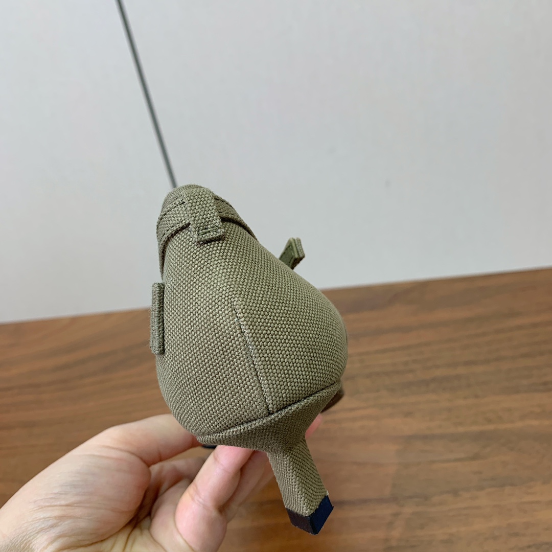 【Pr*da】帆布小猫跟中空单鞋。帆布与金属扣的碰撞，尖头与细跟的呼应，每一步都踩在复古与摩登的交界点上