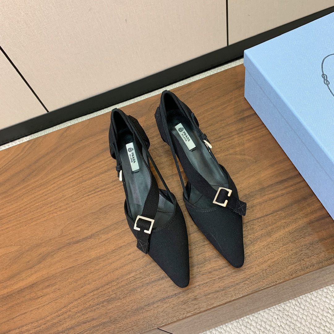 【Pr*da】帆布小猫跟中空单鞋。帆布与金属扣的碰撞，尖头与细跟的呼应，每一步都踩在复古与摩登的交界点上