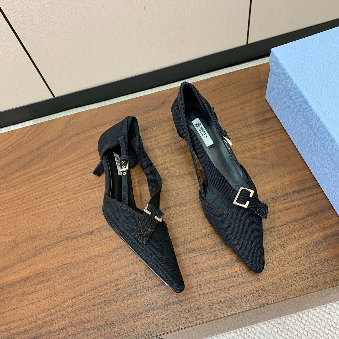 【Pr*da】帆布小猫跟中空单鞋。帆布与金属扣的碰撞，尖头与细跟的呼应，每一步都踩在复古与摩登的交界点上