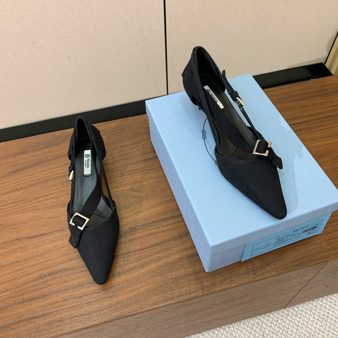【Pr*da】帆布小猫跟中空单鞋。帆布与金属扣的碰撞，尖头与细跟的呼应，每一步都踩在复古与摩登的交界点上