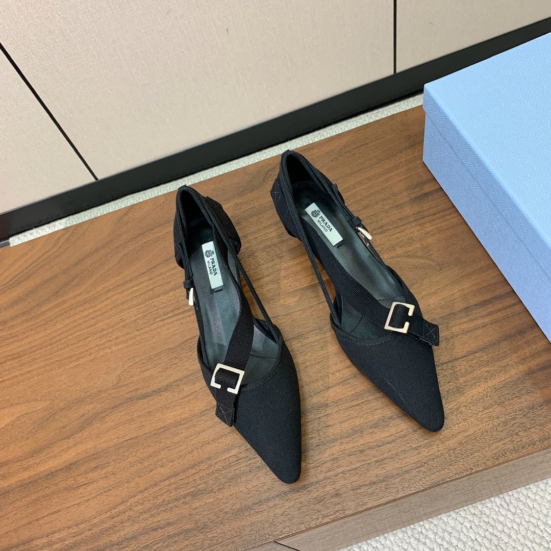 【Pr*da】帆布小猫跟中空单鞋。帆布与金属扣的碰撞，尖头与细跟的呼应，每一步都踩在复古与摩登的交界点上