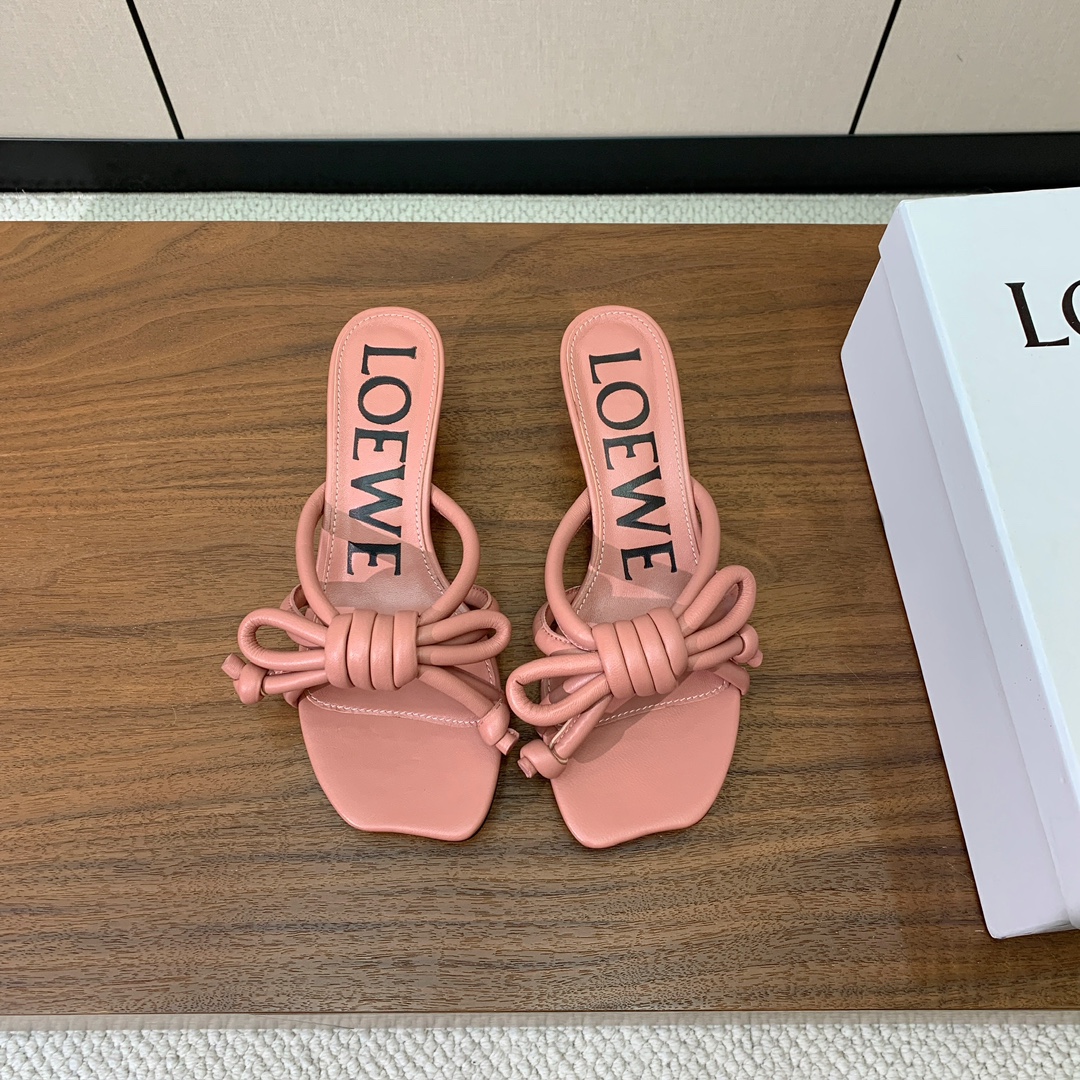 【LOEW*】拖鞋。简约大方，质感满满。日常随意搭配都非常奈斯。面料原版定制小牛皮，羊皮垫脚，真皮大底。