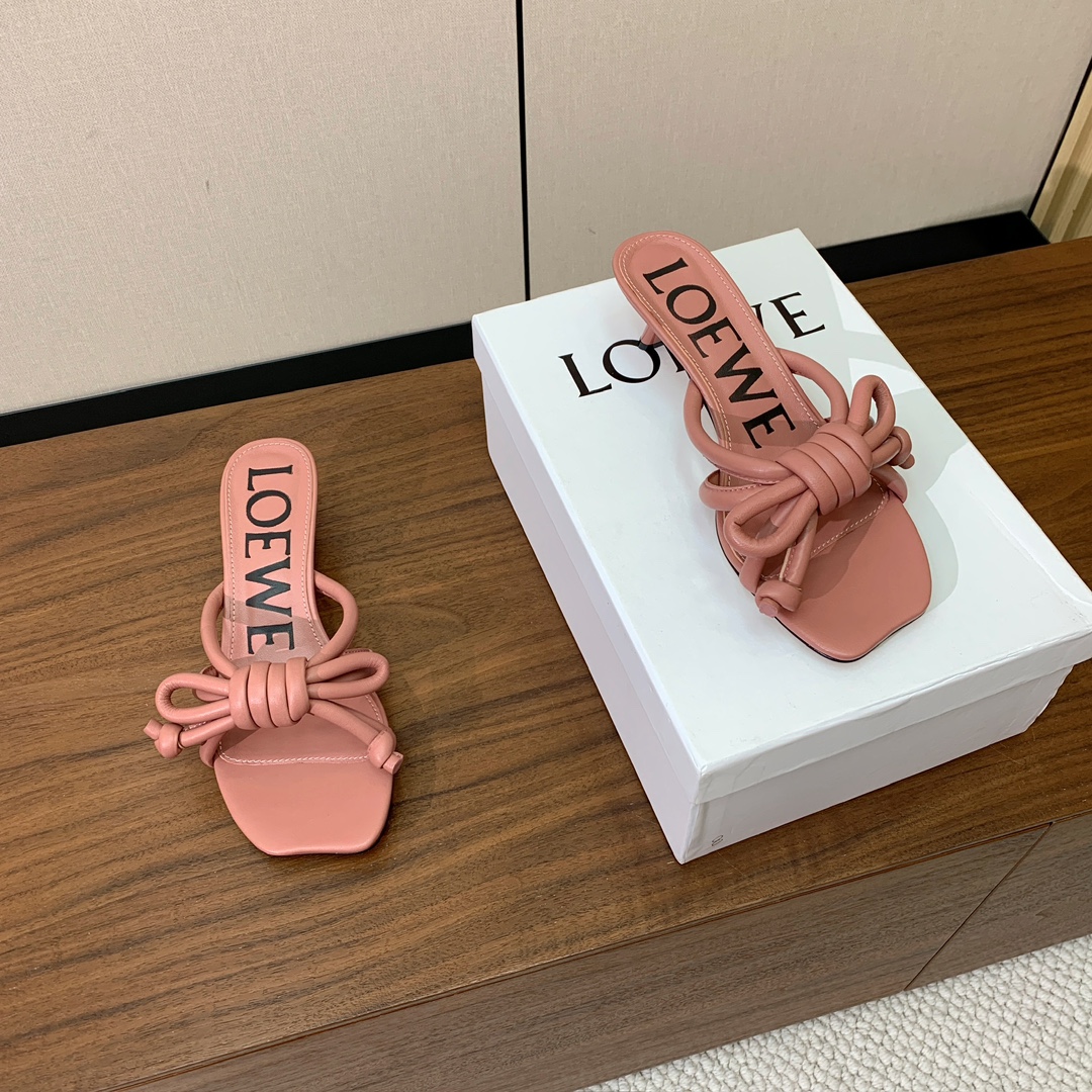 【LOEW*】拖鞋。简约大方，质感满满。日常随意搭配都非常奈斯。面料原版定制小牛皮，羊皮垫脚，真皮大底。