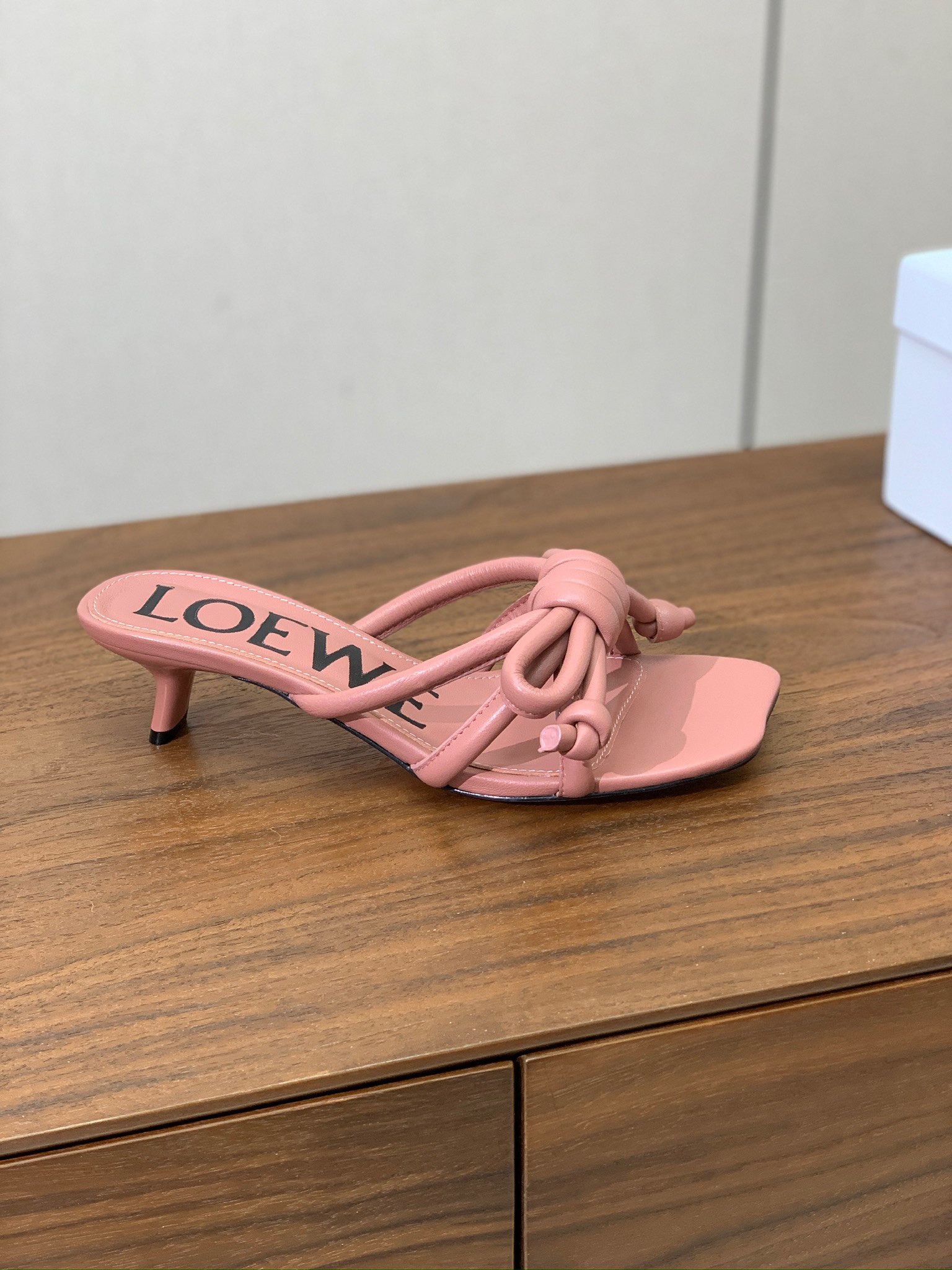 【LOEW*】拖鞋。简约大方，质感满满。日常随意搭配都非常奈斯。面料原版定制小牛皮，羊皮垫脚，真皮大底。