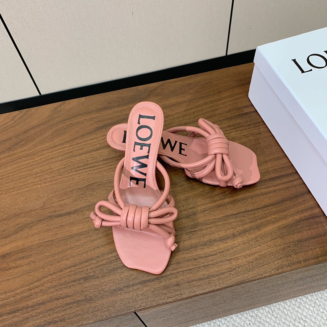 【LOEW*】拖鞋。简约大方，质感满满。日常随意搭配都非常奈斯。面料原版定制小牛皮，羊皮垫脚，真皮大底。