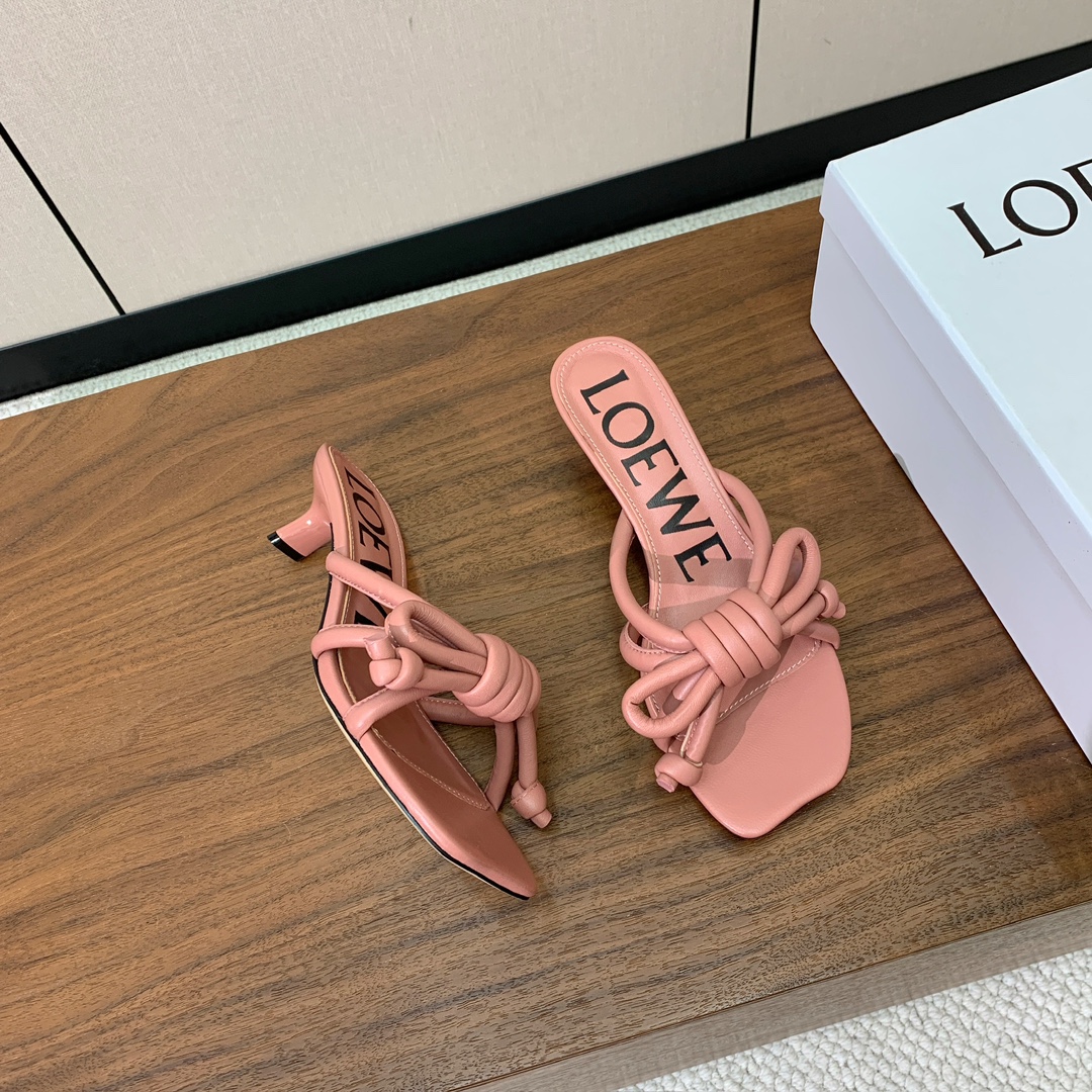 【LOEW*】拖鞋。简约大方，质感满满。日常随意搭配都非常奈斯。面料原版定制小牛皮，羊皮垫脚，真皮大底。