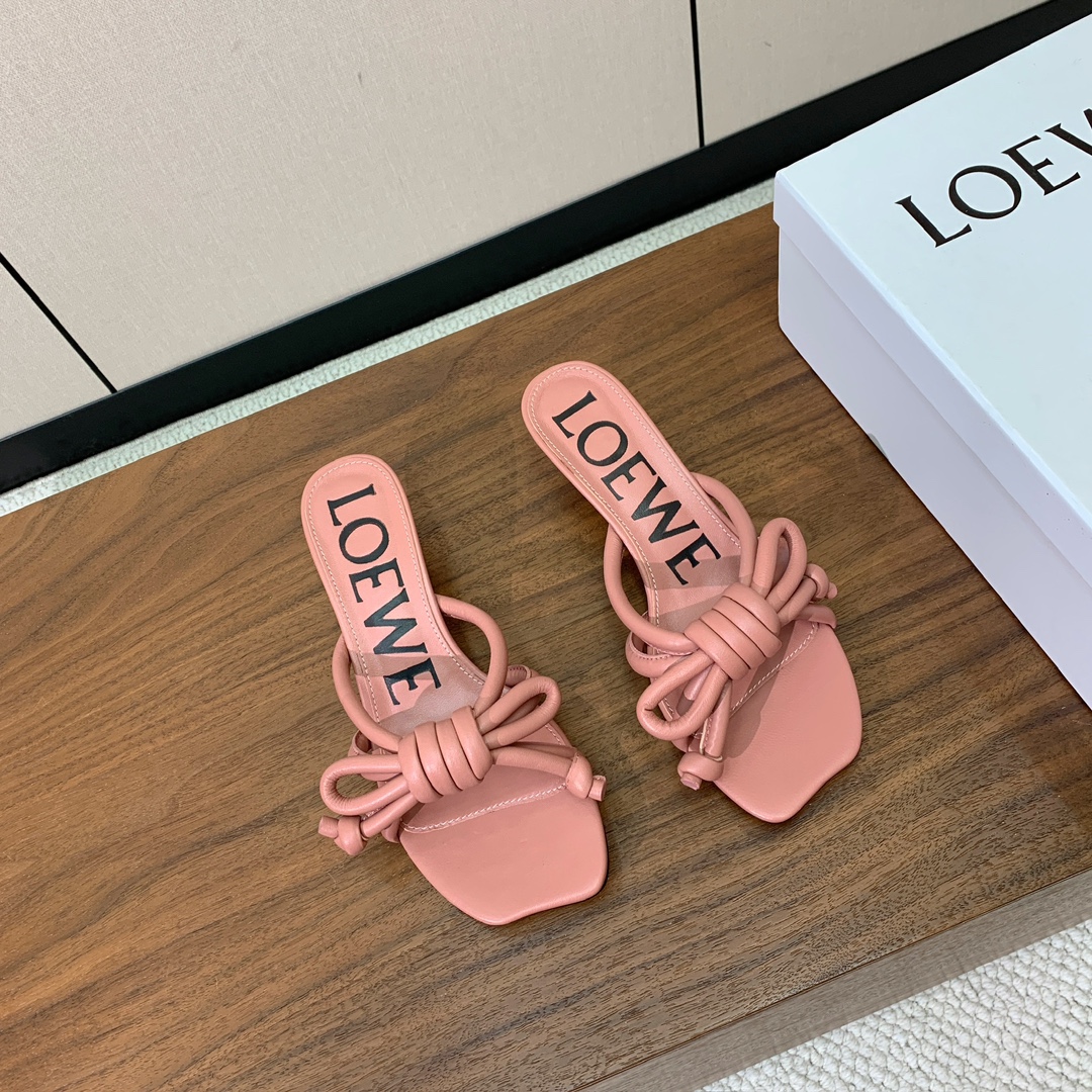 【LOEW*】拖鞋。简约大方，质感满满。日常随意搭配都非常奈斯。面料原版定制小牛皮，羊皮垫脚，真皮大底。