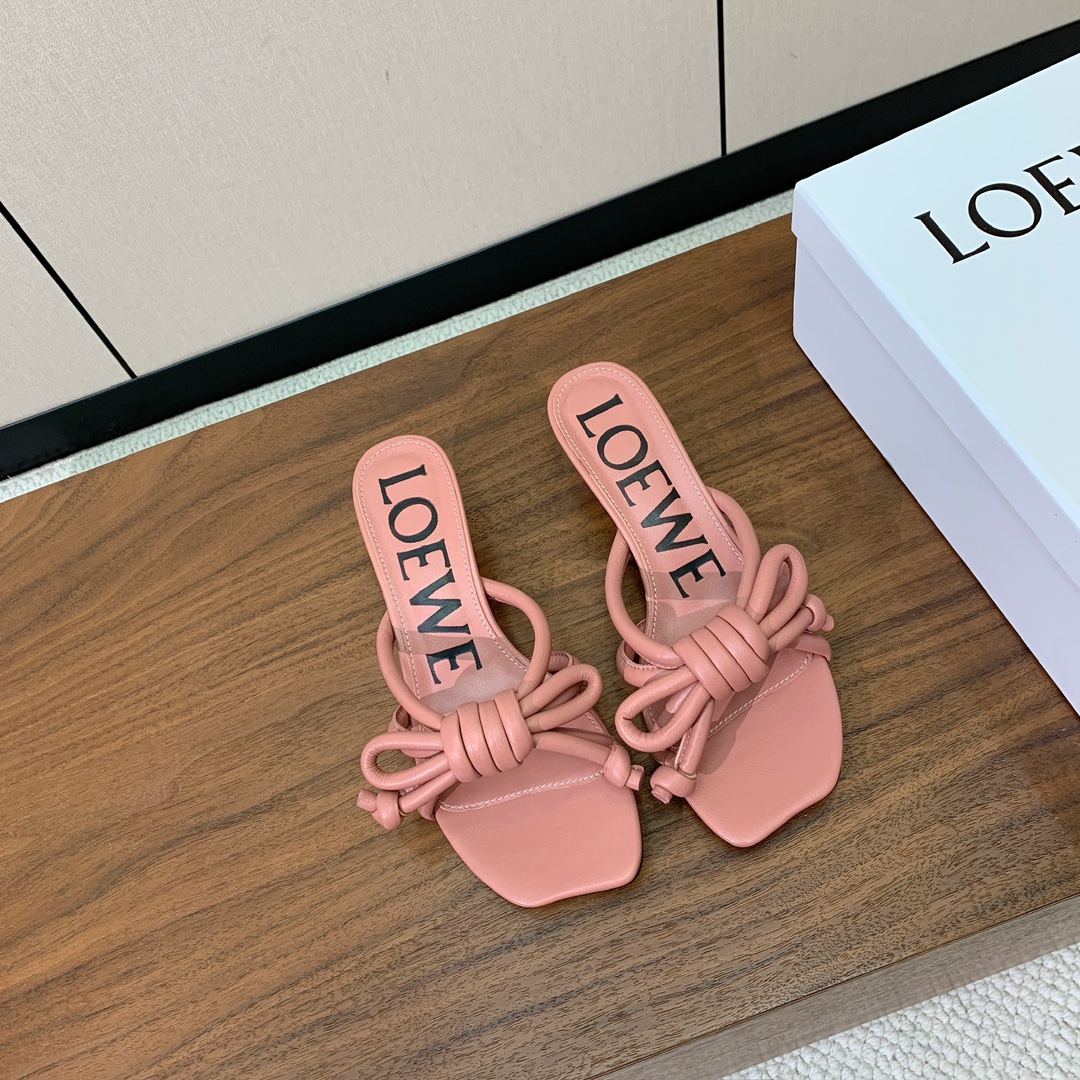 【LOEW*】拖鞋。简约大方，质感满满。日常随意搭配都非常奈斯。面料原版定制小牛皮，羊皮垫脚，真皮大底。