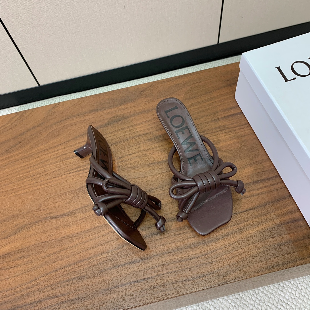 【LOEW*】拖鞋。简约大方，质感满满。日常随意搭配都非常奈斯。面料原版定制小牛皮，羊皮垫脚，真皮大底。