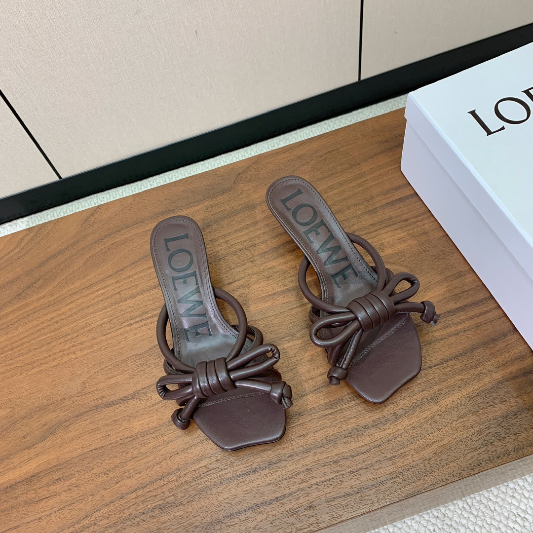【LOEW*】拖鞋。简约大方，质感满满。日常随意搭配都非常奈斯。面料原版定制小牛皮，羊皮垫脚，真皮大底。