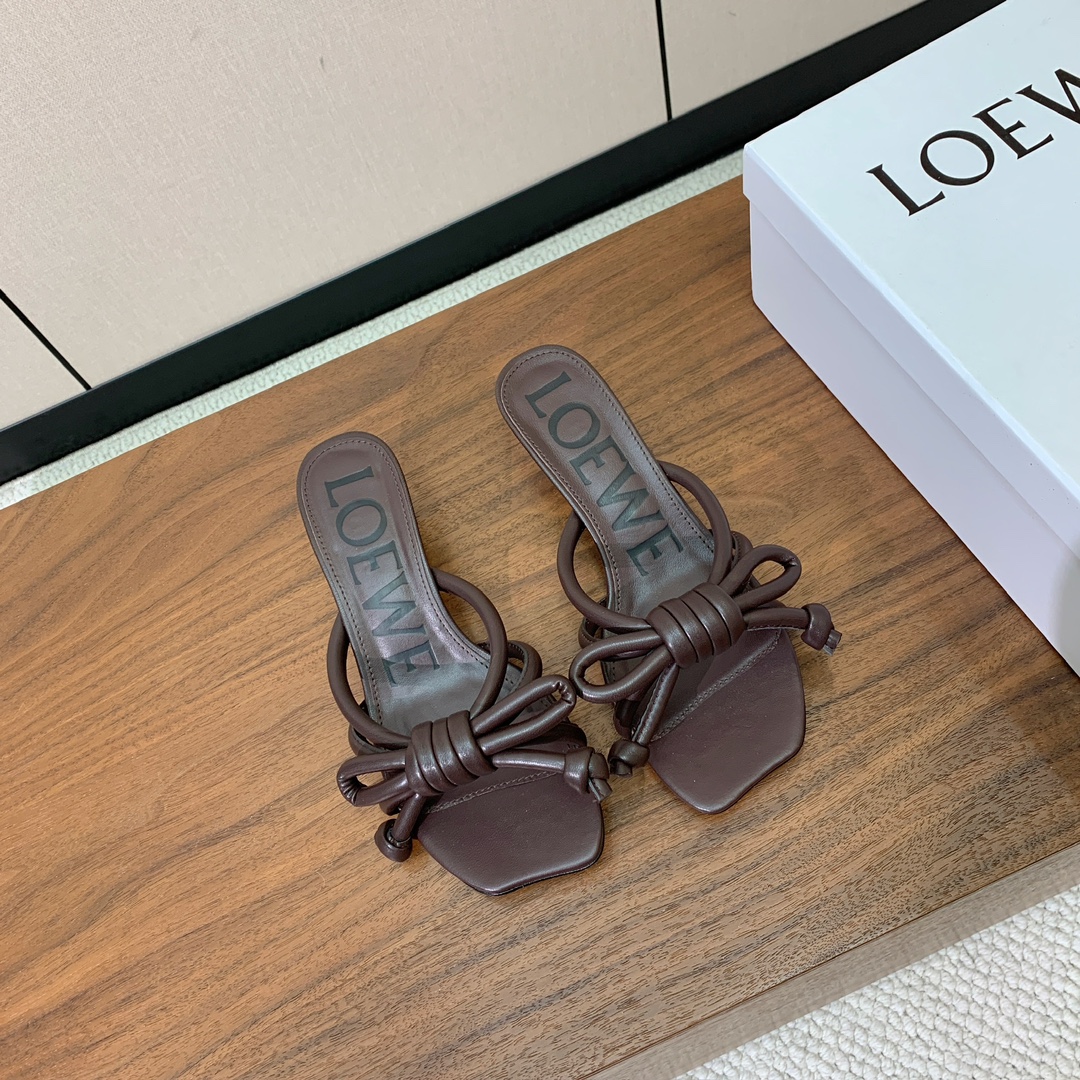 【LOEW*】拖鞋。简约大方，质感满满。日常随意搭配都非常奈斯。面料原版定制小牛皮，羊皮垫脚，真皮大底。