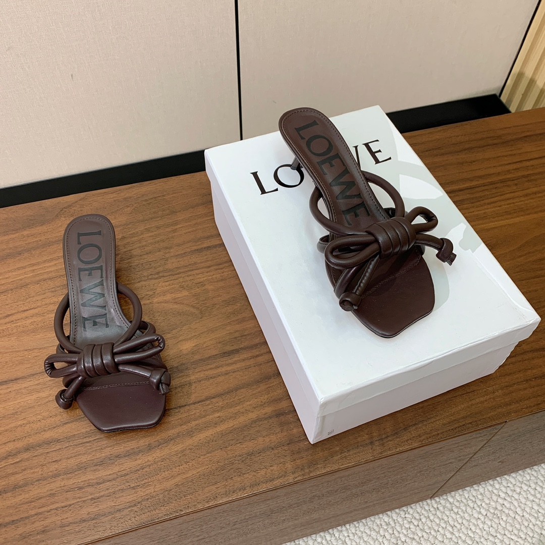 【LOEW*】拖鞋。简约大方，质感满满。日常随意搭配都非常奈斯。面料原版定制小牛皮，羊皮垫脚，真皮大底。
