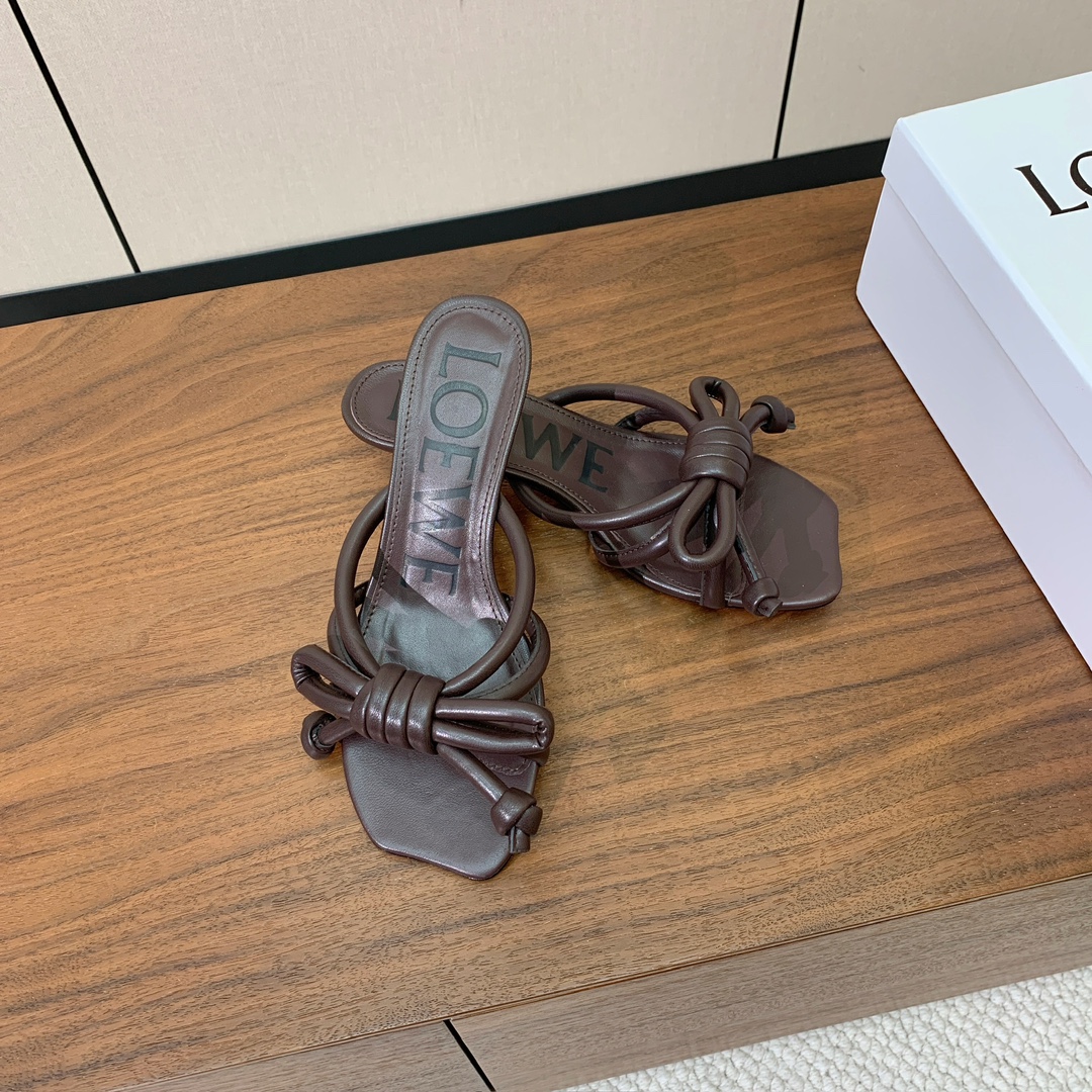 【LOEW*】拖鞋。简约大方，质感满满。日常随意搭配都非常奈斯。面料原版定制小牛皮，羊皮垫脚，真皮大底。
