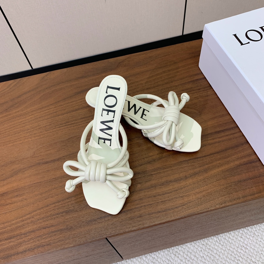 【LOEW*】拖鞋。简约大方，质感满满。日常随意搭配都非常奈斯。面料原版定制小牛皮，羊皮垫脚，真皮大底。