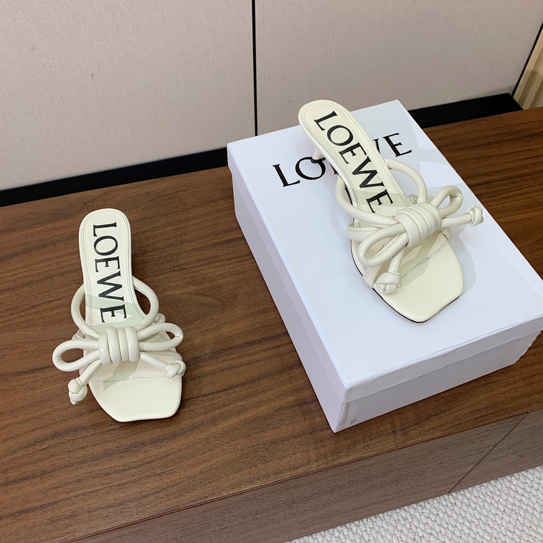 【LOEW*】拖鞋。简约大方，质感满满。日常随意搭配都非常奈斯。面料原版定制小牛皮，羊皮垫脚，真皮大底。