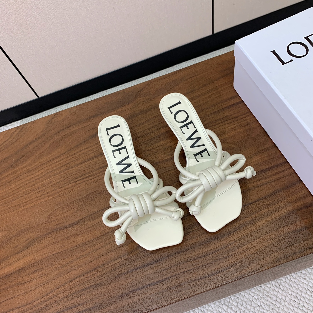 【LOEW*】拖鞋。简约大方，质感满满。日常随意搭配都非常奈斯。面料原版定制小牛皮，羊皮垫脚，真皮大底。