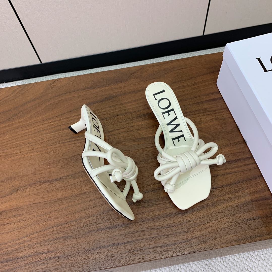 【LOEW*】拖鞋。简约大方，质感满满。日常随意搭配都非常奈斯。面料原版定制小牛皮，羊皮垫脚，真皮大底。