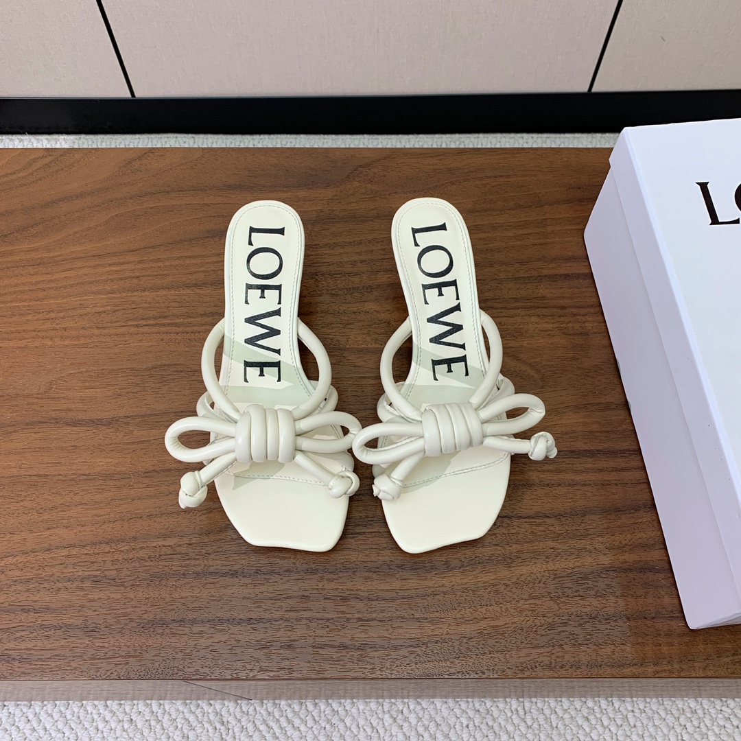【LOEW*】拖鞋。简约大方，质感满满。日常随意搭配都非常奈斯。面料原版定制小牛皮，羊皮垫脚，真皮大底。