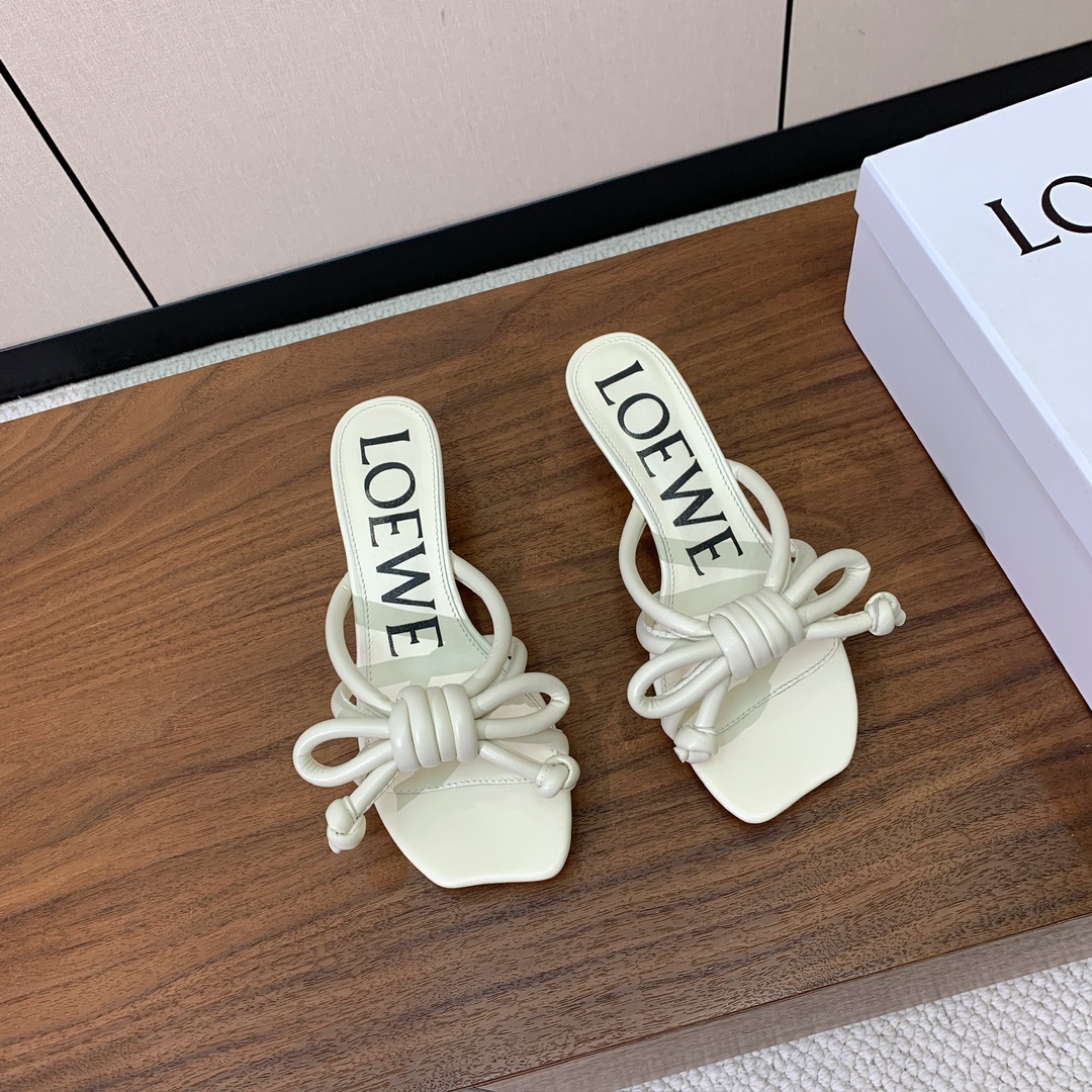 【LOEW*】拖鞋。简约大方，质感满满。日常随意搭配都非常奈斯。面料原版定制小牛皮，羊皮垫脚，真皮大底。