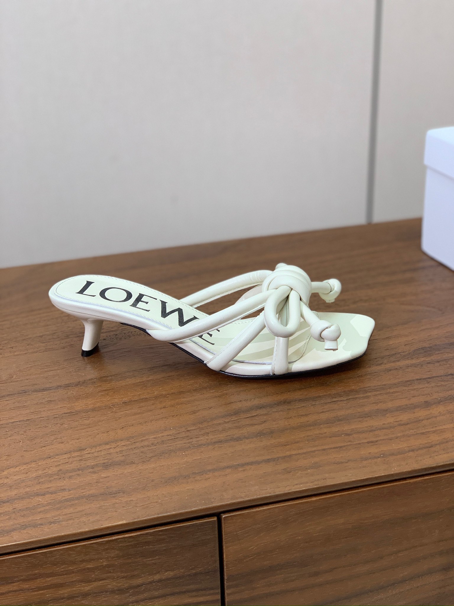 【LOEW*】拖鞋。简约大方，质感满满。日常随意搭配都非常奈斯。面料原版定制小牛皮，羊皮垫脚，真皮大底。
