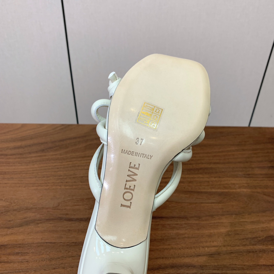 【LOEW*】拖鞋。简约大方，质感满满。日常随意搭配都非常奈斯。面料原版定制小牛皮，羊皮垫脚，真皮大底。