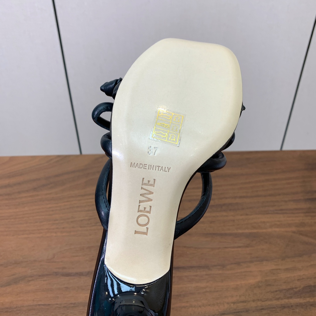 【LOEW*】拖鞋。简约大方，质感满满。日常随意搭配都非常奈斯。面料原版定制小牛皮，羊皮垫脚，真皮大底。
