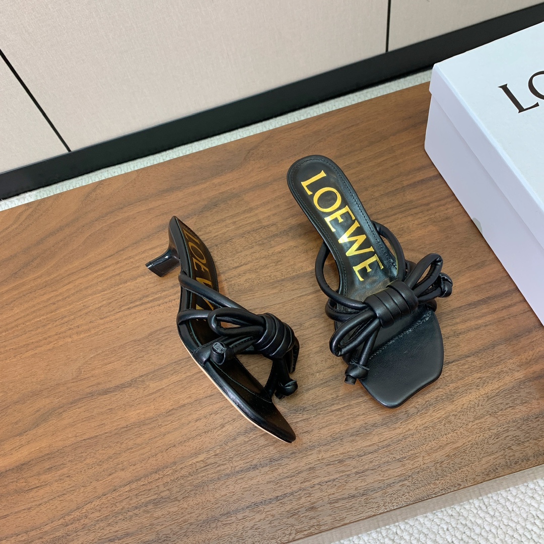 【LOEW*】拖鞋。简约大方，质感满满。日常随意搭配都非常奈斯。面料原版定制小牛皮，羊皮垫脚，真皮大底。