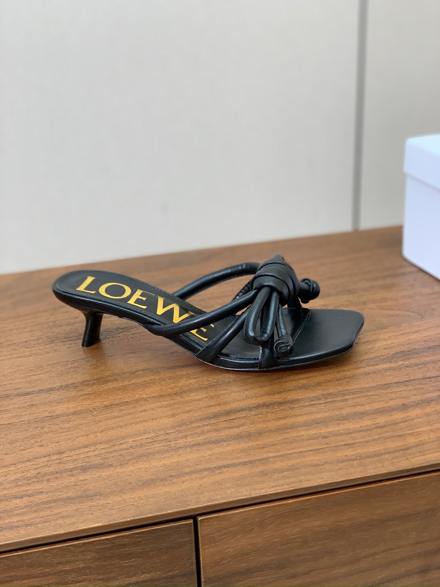 【LOEW*】拖鞋。简约大方，质感满满。日常随意搭配都非常奈斯。面料原版定制小牛皮，羊皮垫脚，真皮大底。