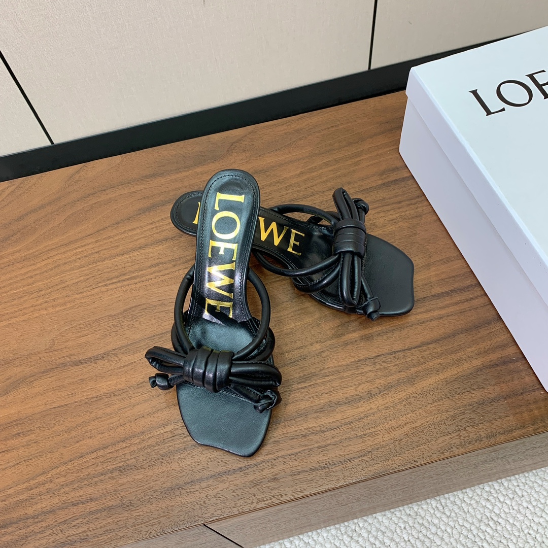 【LOEW*】拖鞋。简约大方，质感满满。日常随意搭配都非常奈斯。面料原版定制小牛皮，羊皮垫脚，真皮大底。
