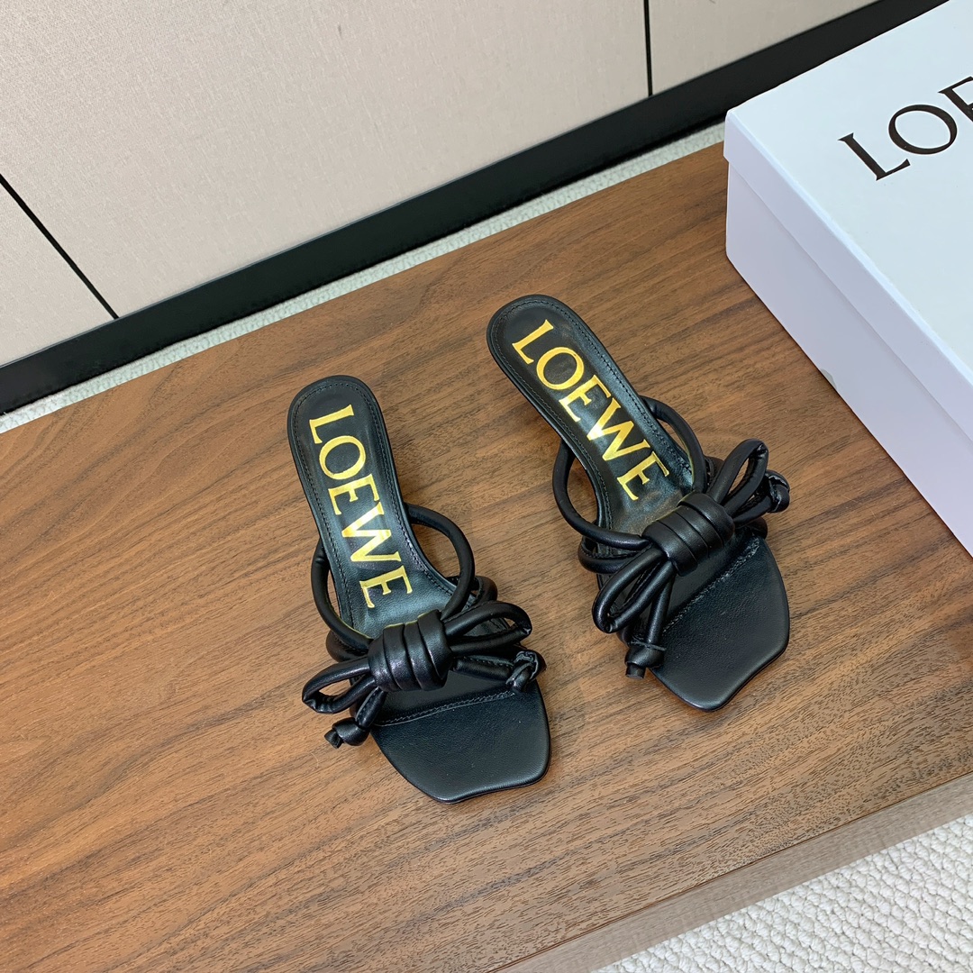 【LOEW*】拖鞋。简约大方，质感满满。日常随意搭配都非常奈斯。面料原版定制小牛皮，羊皮垫脚，真皮大底。