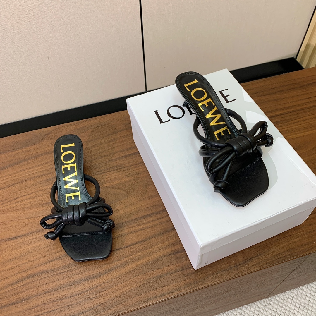 【LOEW*】拖鞋。简约大方，质感满满。日常随意搭配都非常奈斯。面料原版定制小牛皮，羊皮垫脚，真皮大底。