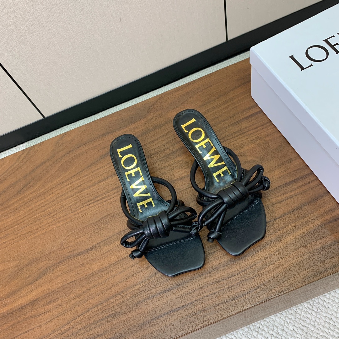 【LOEW*】拖鞋。简约大方，质感满满。日常随意搭配都非常奈斯。面料原版定制小牛皮，羊皮垫脚，真皮大底。