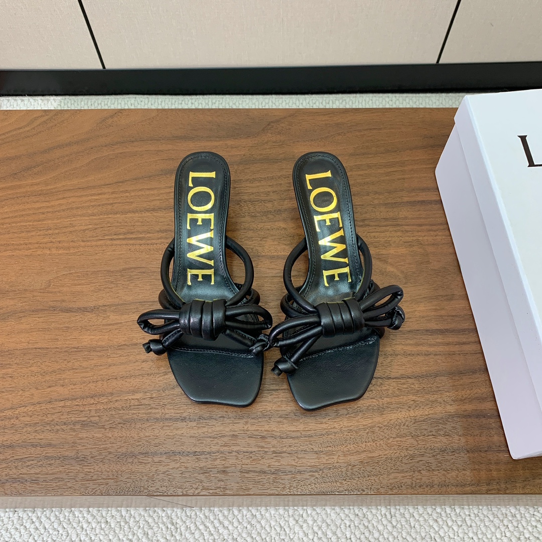【LOEW*】拖鞋。简约大方，质感满满。日常随意搭配都非常奈斯。面料原版定制小牛皮，羊皮垫脚，真皮大底。