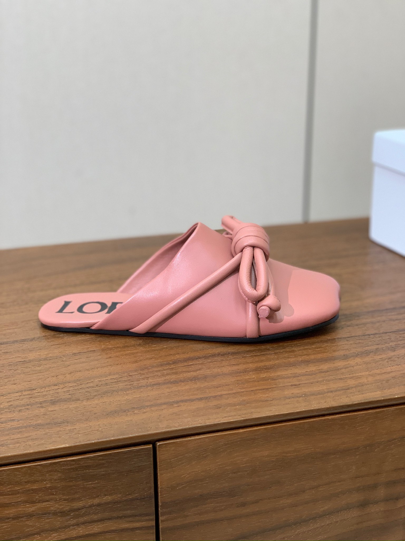 【LOEW*】包头鞋。简约大方，质感满满。日常随意搭配都非常奈斯。面料原版定制小牛皮，羊皮内里及垫脚，注