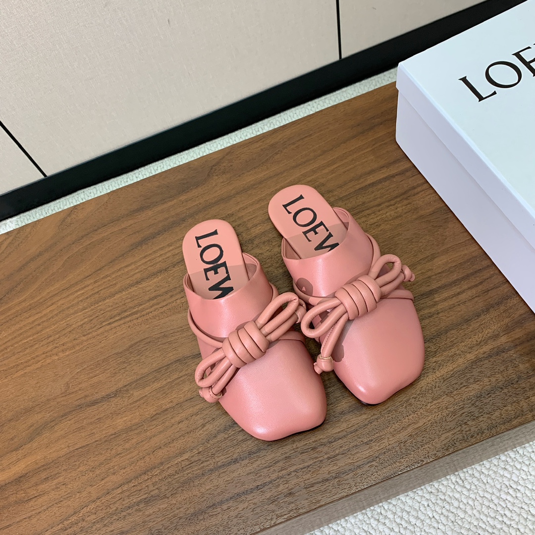 【LOEW*】包头鞋。简约大方，质感满满。日常随意搭配都非常奈斯。面料原版定制小牛皮，羊皮内里及垫脚，注