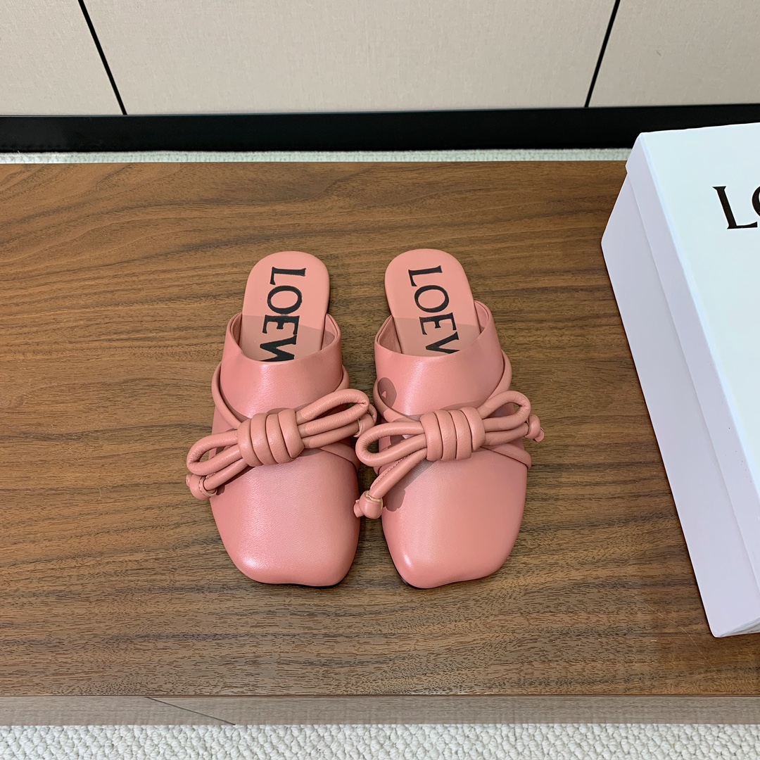 【LOEW*】包头鞋。简约大方，质感满满。日常随意搭配都非常奈斯。面料原版定制小牛皮，羊皮内里及垫脚，注