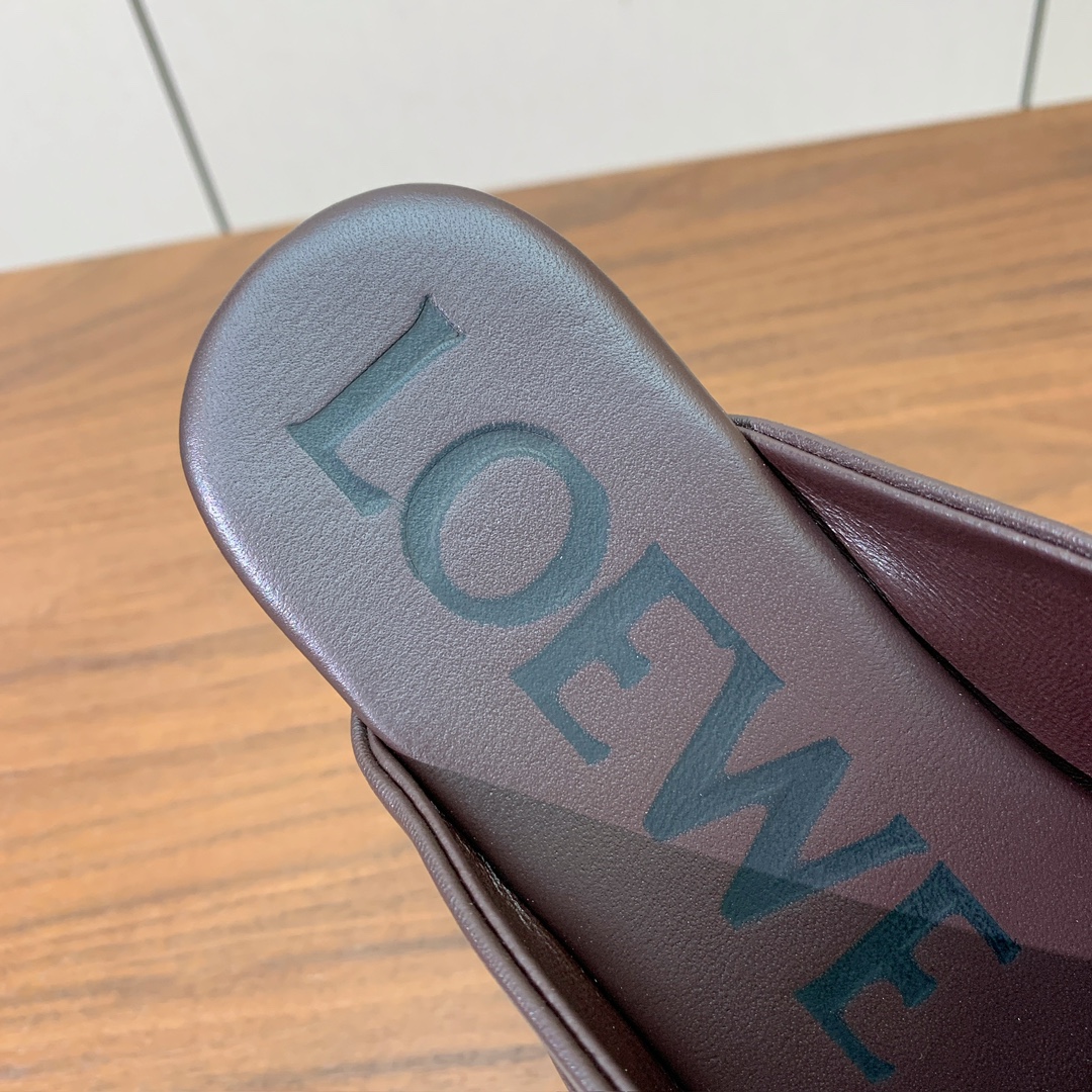 【LOEW*】包头鞋。简约大方，质感满满。日常随意搭配都非常奈斯。面料原版定制小牛皮，羊皮内里及垫脚，注