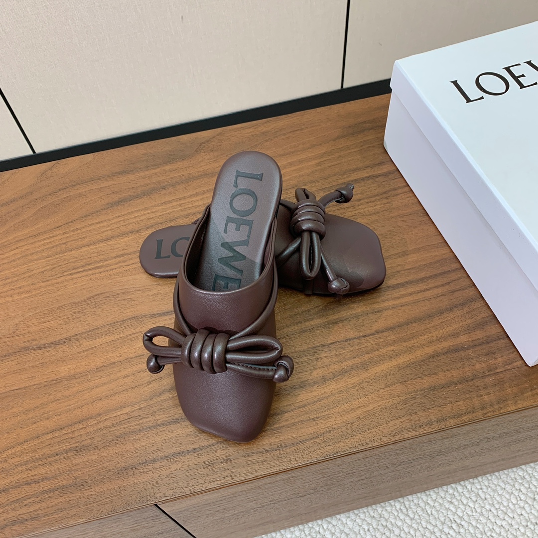 【LOEW*】包头鞋。简约大方，质感满满。日常随意搭配都非常奈斯。面料原版定制小牛皮，羊皮内里及垫脚，注
