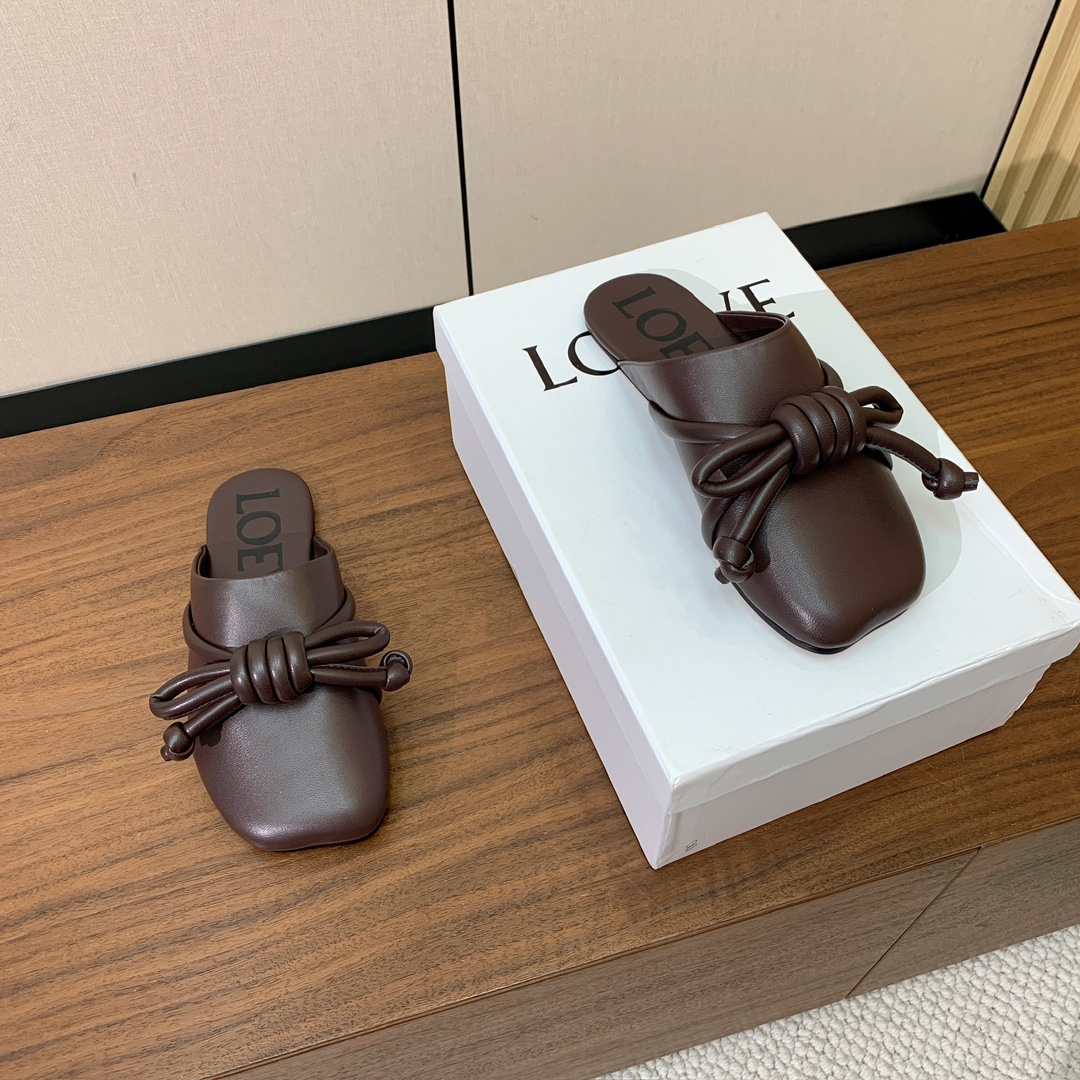 【LOEW*】包头鞋。简约大方，质感满满。日常随意搭配都非常奈斯。面料原版定制小牛皮，羊皮内里及垫脚，注