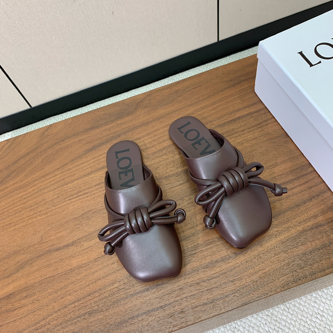 【LOEW*】包头鞋。简约大方，质感满满。日常随意搭配都非常奈斯。面料原版定制小牛皮，羊皮内里及垫脚，注