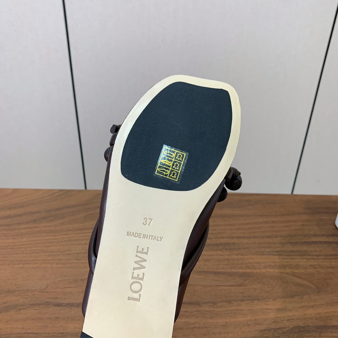 【LOEW*】包头鞋。简约大方，质感满满。日常随意搭配都非常奈斯。面料原版定制小牛皮，羊皮内里及垫脚，注