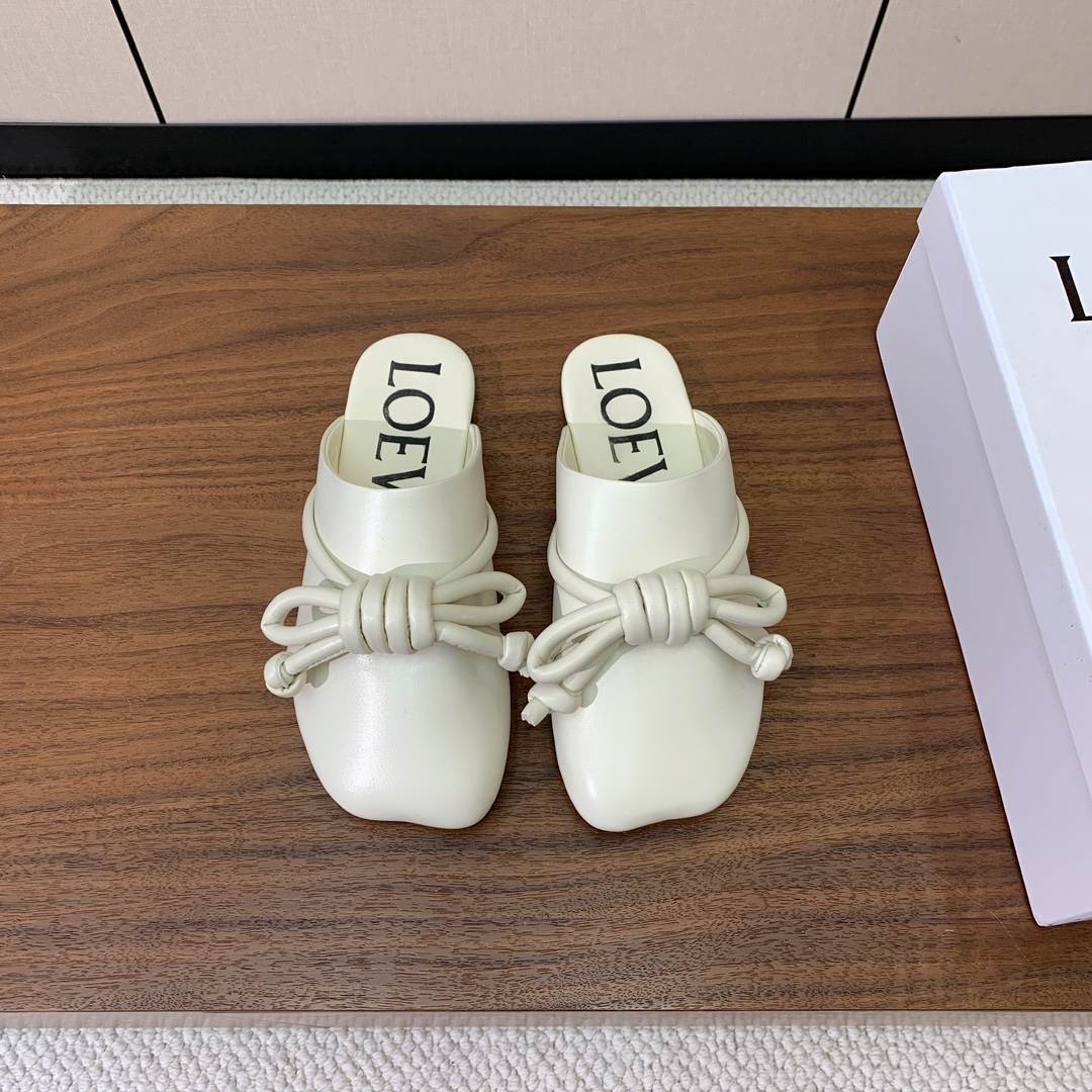 【LOEW*】包头鞋。简约大方，质感满满。日常随意搭配都非常奈斯。面料原版定制小牛皮，羊皮内里及垫脚，注