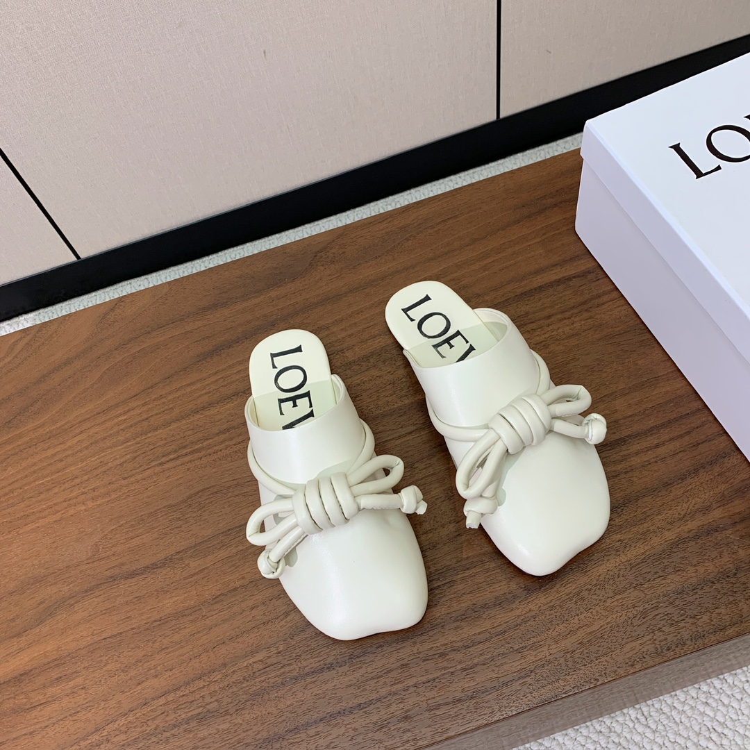 【LOEW*】包头鞋。简约大方，质感满满。日常随意搭配都非常奈斯。面料原版定制小牛皮，羊皮内里及垫脚，注